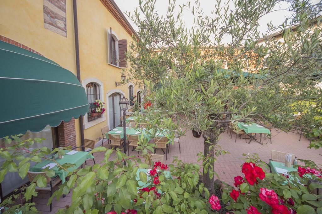 Hotel Antichi Cortili Dossobuono Exterior photo